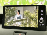 高画質の地図表示で、スムーズなルート検索をサポート。最新の交通情報も確認でき、安全なドライブを後押しします。