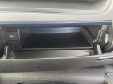 ☆運転席の前にも小物入れがついておりよく使う物などを入れると大変便利です!