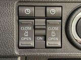 パワースライドドアウェルカムオープン機能 降車時にスイッチで予約しておけば、乗車時に電子カードキーを持ってクルマに近づくだけでパワースライドドアが自動でオープン♪