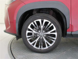 機敏さを引き立てる純正アルミ 215/50 R18 装着!
