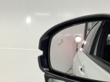 エンジン・ミッション等の主要機関から車内の快適装備、オイル等の消耗品に至るまで、国家整備士が点検整備を行います。