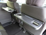 ■シートバックテーブル■運転席と助手席の背面に、休憩時に便利なテーブルを用意しております!