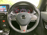 握りやすく操作しやすいステアリングで、快適なドライビングをサポート。細部までこだわったデザインも魅力です。