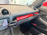 メーカーの厳格なトレーニングを受け、高度な専門知識と技術力を認められた「ポルシェ認定テクニシャン」が、ご納車前の最終整備から今後のアフターメンテナンスまで責任を持って担当いたします。