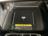 スマートフォンを置くだけで充電できるワイヤレス充電器を装備。