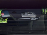 【三菱e-Assist】走行中に前方の車両等を認識し、衝突しそうな時は警報とブレーキで衝突回避と被害軽減をアシスト。より安全にドライブをお楽しみいただけます。