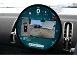 自動車用としては初になる円形のOLEDディスプレイ(有機EL)を備えております。