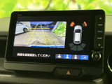 後方状況をクリアに映し出すモニター。駐車時の安全性を高め、狭い場所でもスムーズな操作をサポートします。運転に自信がない方にもおすすめです。