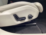 運転席8ウエイパワーシート(ドアミラー連動メモリー機構付)のスイッチ。