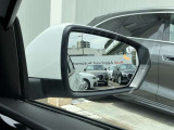 サイドアシスト装備 ドライバーの死角を並走する車両を検知します。ドアミラーの内側のLEDが点灯・点滅して事故の危険を知らせます。