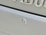 駐車場などで後方後退時に、ペダルの踏み間違えた時、急発進を抑制するバックソナーセンサーが付いているので安心です。
