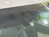【プリクラッシュセーフティ】前方の車両等を検知し、衝突しそうな時は警報で注意を促し、ブレーキを踏む力をサポート。ブレーキを踏めなかった場合は衝突被害軽減ブレーキが作動、衝突回避をサポートします。