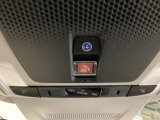 【SOSボタン】体調が悪くなったときや、事故に遭遇したとき、あおり運転にあっている時など、緊急時にボタンを押すと緊急サポートセンターにつながり、オペレーターが警察・救急への取次ぎを行います。