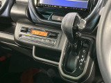 【オートエアコン】一度お好みの温度に設定すれば、車内の温度を検知し風量や温度を自動で調整。暑い&hellip;寒い&hellip;と何度もスイッチ操作をする必要はありません。快適な車内空間には必須の機能ですね♪