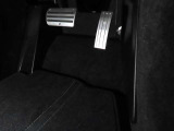 ドライバーズシートの足元は、ブレーキペダルとアクセルペダルが近い位置にレイアウトされています。