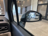 走行中、斜め後ろに車両の存在を検知するとその方向のドアミラー鏡面上にマークを点灯しお知らせします。