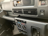 品質には自信があります!ハッピーの品質・キレイなお車をお届けさせていただきたい!そんな気持ちでキレイに仕上げております。フロアマットなどの清掃はもちろん、シート下なども徹底的に清掃しております。