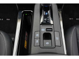 EVモードは電気モーターのみを使って走行するモードです。深夜の住宅街、屋内駐車場でエンジン騒音や排気ガスを気にすることなく走行できます。