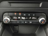 運転席/助手席が独立して調節可能な花粉除去フィルター付きフルオートエアコンです。
