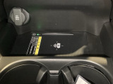 Qi対応のスマートフォンを置くだけで充電ができます。