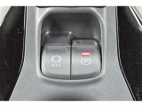 パーキングブレーキは便利な電動式!ボタン一つで操作でき、アクセルを踏めば自動で解除されます、レバーやペダルが無いので運転席廻りもすっきりしますね