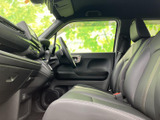 運転席ドアには、便利な収納スペースが装備。ちょっとした小物を収納するのに便利で、スマートな車内空間を実現します。