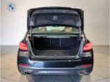 ☆BMWは大きな荷物を積む際、トランクから後席を倒していただくことが可能です。なのでわざわざ後席のドアを開けて後席を倒しに行く必要は御座いません☆