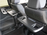 【シートバックテーブル】ちょっとした小物が置ける便利なテーブルです。