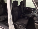 女性でも運転がしやすいように、シートの高さ調整機能(シートリフター)がついています。広い足元にゆったり座れるシートには肘掛も装備しており長距離の運転でも疲れにくいシートです。