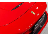 七宝焼きのエンブレムは色あせることが無いフェラーリの美学の象徴です。
