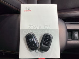 キーを持っているだけでドアハンドル横のボタンを押すとドアの施錠・開錠が行なえます。そのまま車内にキーがあればエンジンを掛けることも出来、とても便利です。