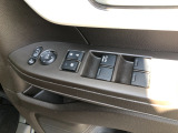 【窓操作部分】運転席のスイッチでは、すべてのウィンドーの開閉操作を行うことができます。