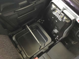 助手席側シート下に収納BOXがございます。取外し可能です♪