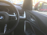 【ハンドル】ドライバーとBMW車の一体感がダイレクトに伝わるステアリングホイール。形状・太さへの拘りに加えて、操作性を高める為にスイッチ類も配置。クイックかつ安定のドライビングを体感下さい!