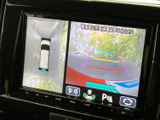 車幅感覚が分かりやすく、安全な後退をサポート。駐車場での出し入れや、狭い道での運転をよりスムーズに行えます。