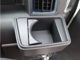 運転席側のドリンクホルダーは安定感のある埋め込み式となっています。