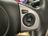 ステアリングホイールの右側がクルーズコントロールスイッチです。アクセルペダルを踏まずに一定走行が出来るので、高速道路での走行がグッと快適になります。