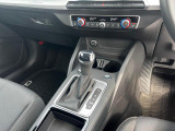 Audiの7速Sトロニックはダイレクトさと、快適性を持つ、トランスミッションです。2組のクラッチを使い分け、クイックでスムーズなギアチェンジを実現。ラリーカーで開発された技術により誕生しました。