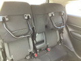 はね上げれば、高さのある荷物も積める。狭い駐車場などでテールゲートが開けられない時は、後席の座面をはね上げて荷物を積める空間に。はね上げ(チップアップ)操作はワンアクションです。