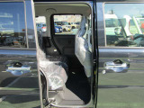 後部座席は便利なスライドドア。狭い駐車場、風が強い日、お子様の開け閉め、荷物を沢山出し入れする時など&hellip;どんな状況でも隣の車にぶつける心配がありません。