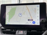 鮮明な地図表示で、スムーズなナビゲーションを実現。最新の交通情報を確認しながら、安心して目的地へ向かえます。