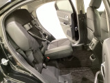 リアシートは座面も厚みがあり背もたれも高く、ゆったりくつろいでお乗りいただけるシートです。座面を跳ね上げて収納スペースを広くすることも可能です。