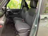 運転席からの視界が広く、運転しやすい設計です。細部にまでこだわった内装が、快適なドライビングをサポートします。