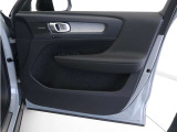 運転席ドアの全景です。キャビンを彩るすべてのものに、機能を形にした美しさが備わっています。