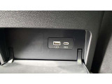 【充電ポート】USB端子(TYPE-AとTYPE-C)のコネクタがあります。使わない時は蓋で隠すことも可能です!