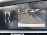 リバースポジションにシフトすると自動的にカメラが作動、ディスプレイに後方の視界が映し出される、安心のバックカメラを装備。