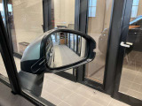 走行中、斜め後ろに車両の存在を検知するとその方向のドアミラー鏡面上にマークを点灯しお知らせします。