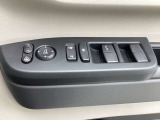 【パワーウィンドウ】電子制御によってモーターの動力をレギュレーター経由で伝える事でサイドガラスを開閉できます◆手動式と異なりワンタッチで開閉、運転席から後部座席のウィンドウの開閉ができたりと便利です◆