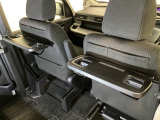 運転席・助手席の背もたれには、2列目シート用にカップホルダー付きの「格納式のシートバックテーブル」を装備しています。休憩時のちょっとした時間などカップを置いたり、小物置きに使えて便利です。