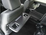 ◆シートバックテーブル◆フロントシートの背面に後席用のテーブルがついています。小物が置けて!カップホルダーもあります、ドライブ中や休憩時にも便利なテーブルです。